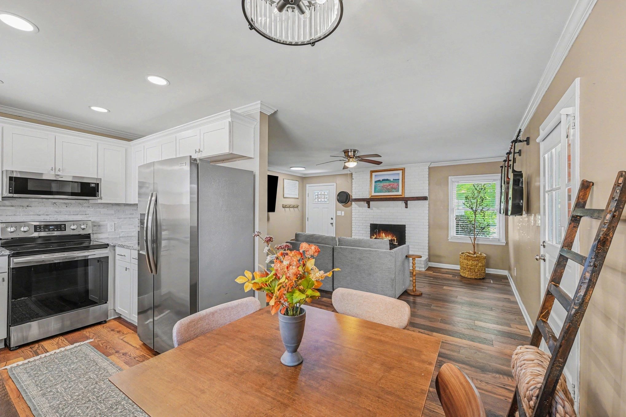Listing interior photo